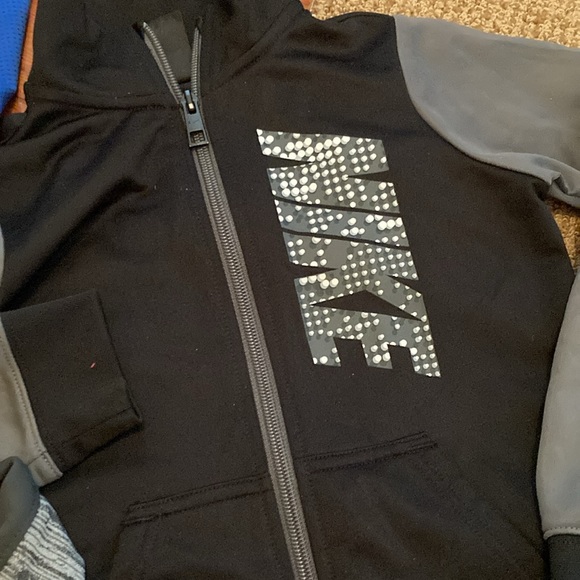 Bundle of 6 Nike hoodies, pull over & 3 sweatpants. Total of 9 items - Picture 9 of 16